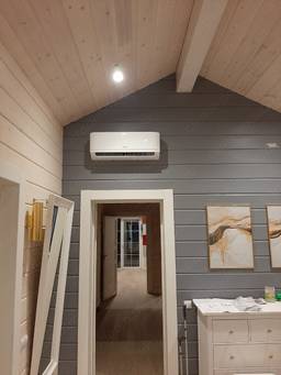 Поселок Соснова частный дом. Установили мульти сплит систему Lessar c 5 внутренними блоками.