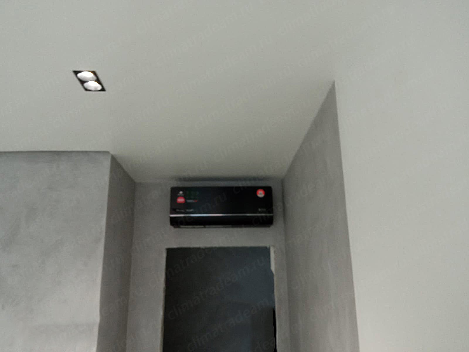 г. Санкт-Петербург в ЖК "Притяжение" ул. Александра Матросова установили две сплит-системы Royal Clima серия Supremo Nero.