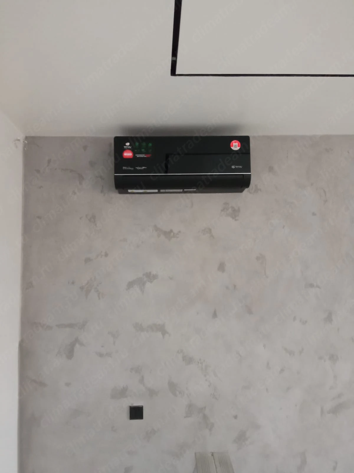 г. Санкт-Петербург в ЖК "Притяжение" ул. Александра Матросова установили две сплит-системы Royal Clima серия Supremo Nero.