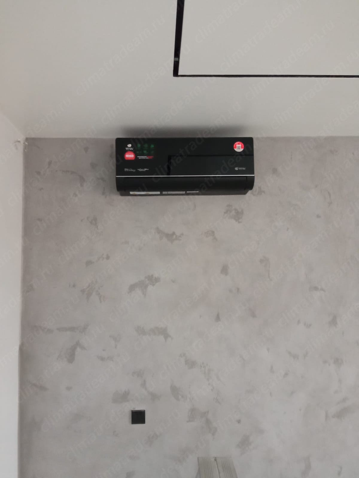 г. Санкт-Петербург в ЖК "Притяжение" ул. Александра Матросова установили две сплит-системы Royal Clima серия Supremo Nero.