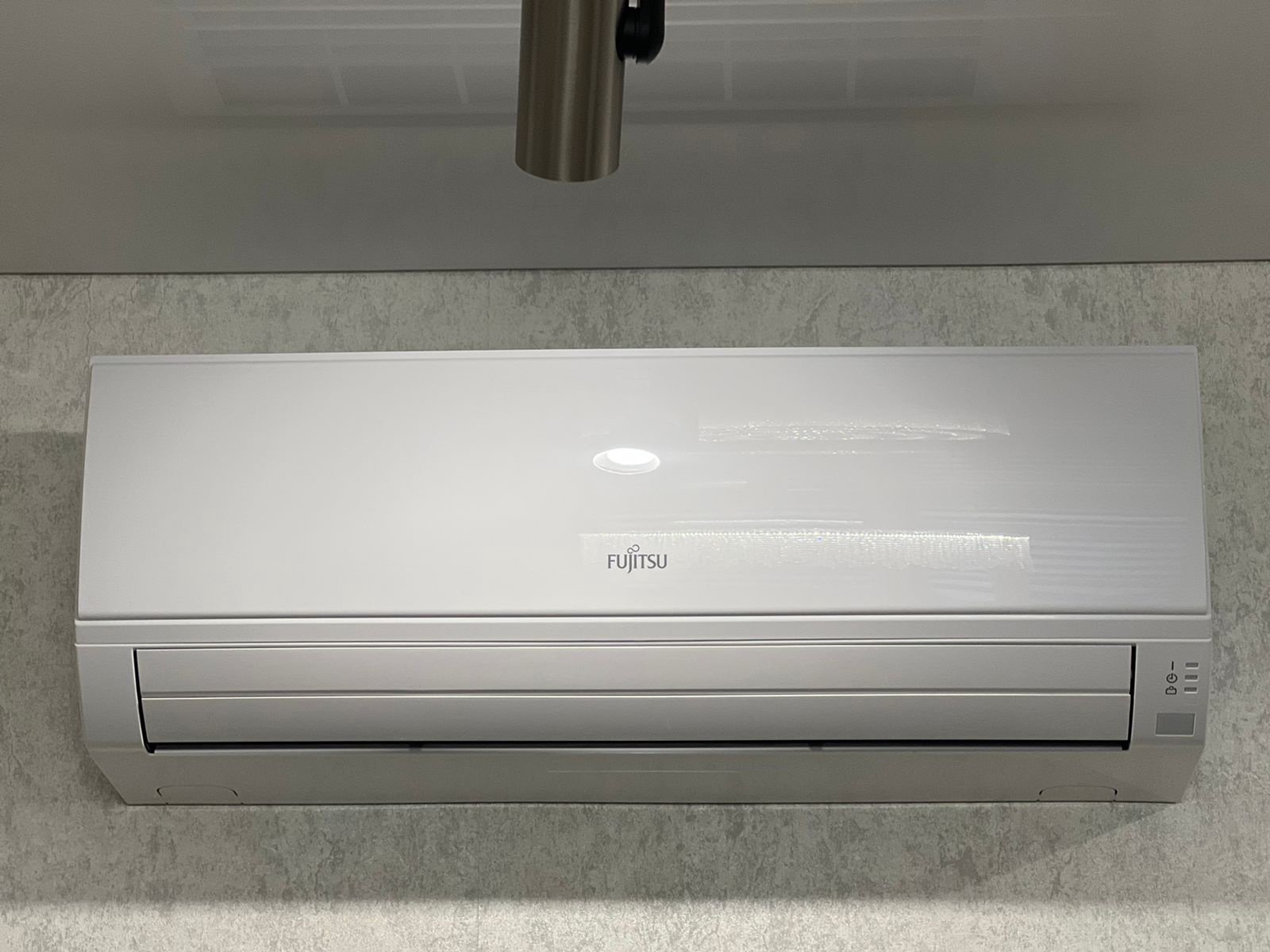 В г. Санкт-Петербург на Набережная Матисова канала д.3 установили две сплит системы Fujitsu серия clarios.