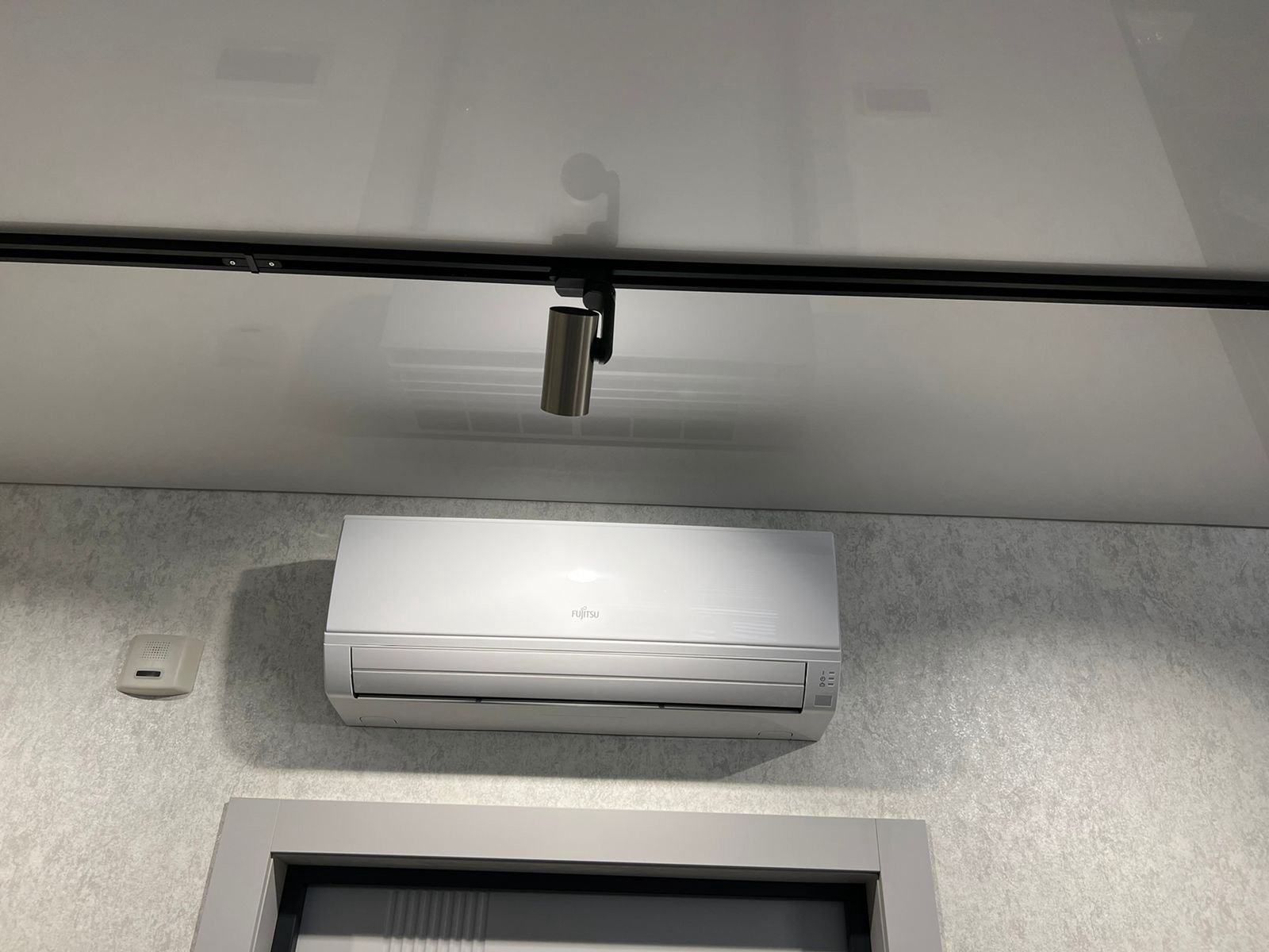 В г. Санкт-Петербург на Набережная Матисова канала д.3 установили две сплит системы Fujitsu серия clarios.