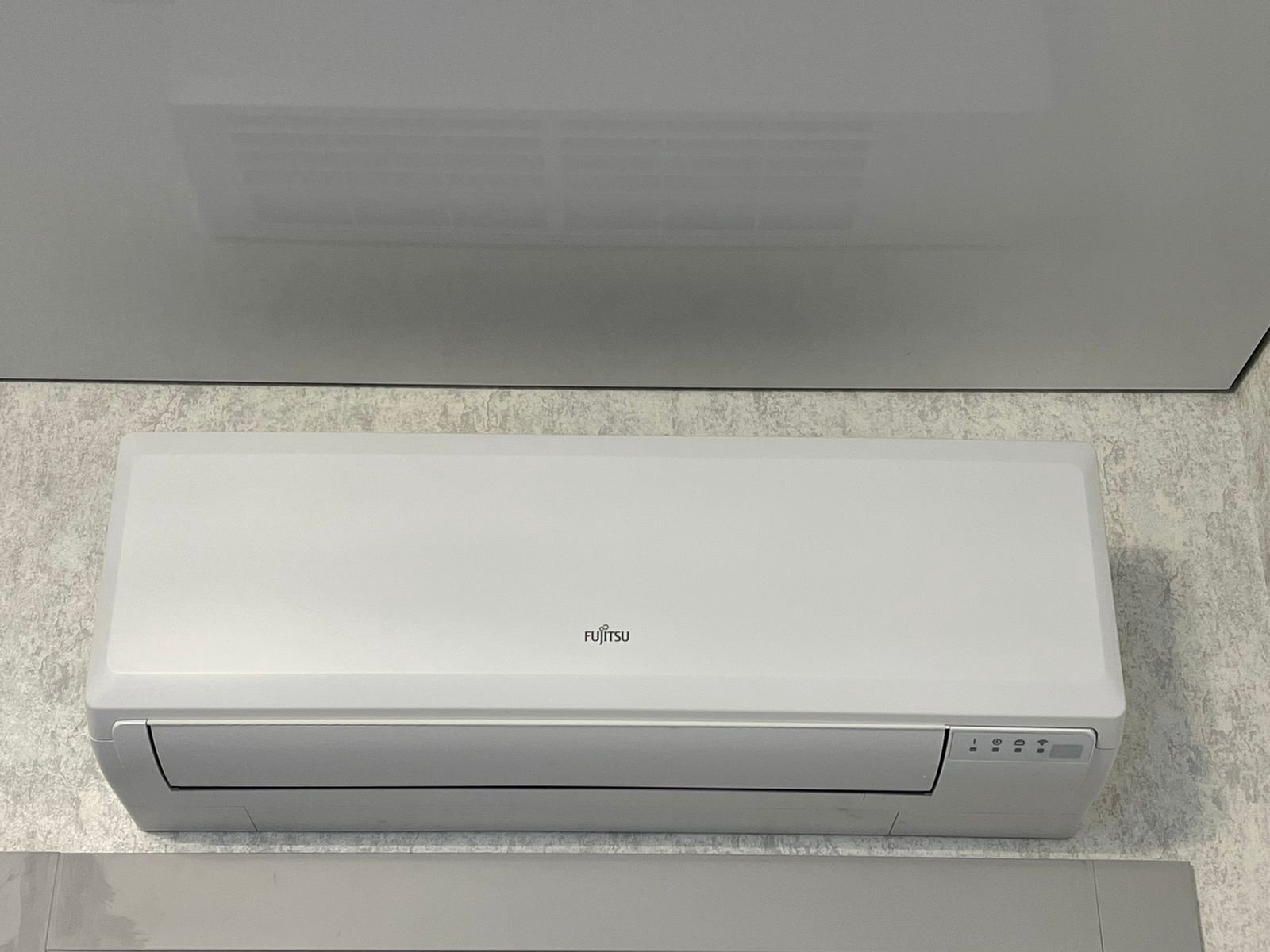 В г. Санкт-Петербург на Набережная Матисова канала д.3 установили две сплит системы Fujitsu серия clarios.