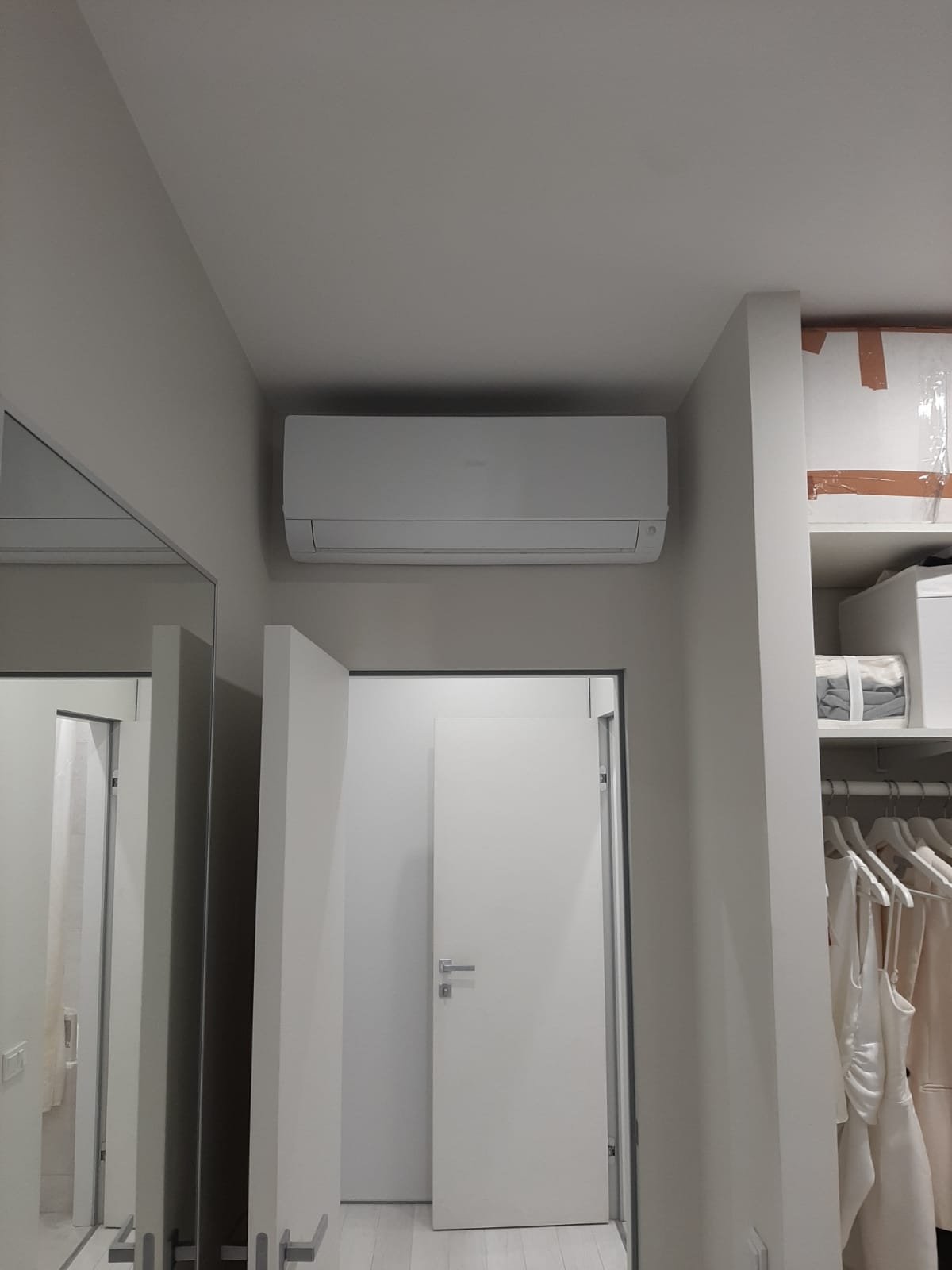 В г. Санкт-Петербург на улице Заставская установили мулти сплит систему Haier Flexis с 2 внутренними блоками.