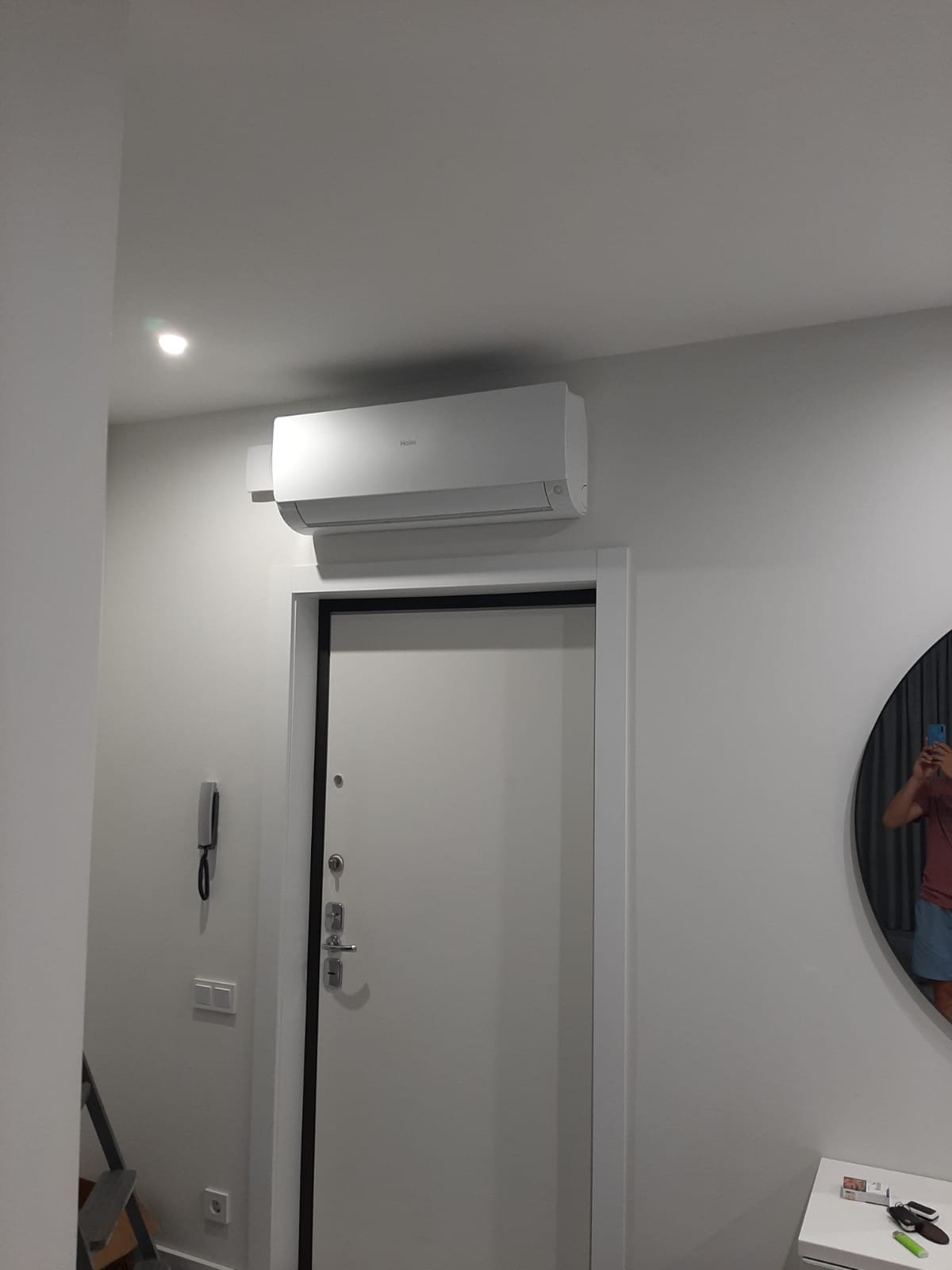 В г. Санкт-Петербург на улице Заставская установили мулти сплит систему Haier Flexis с 2 внутренними блоками.