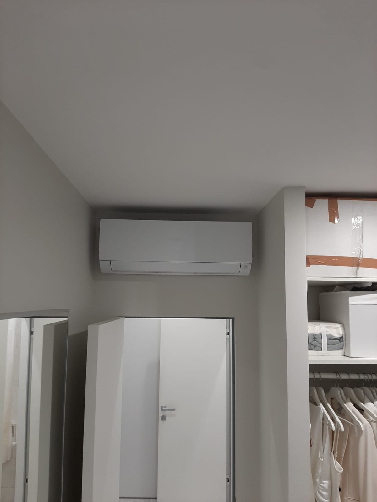 В г. Санкт-Петербург на улице Заставская установили мулти сплит систему Haier Flexis с 2 внутренними блоками.