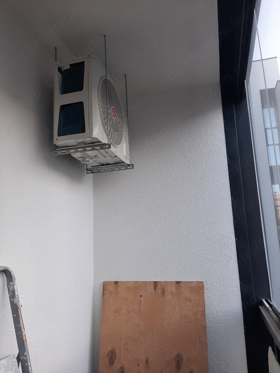 г. Санкт-Петербург в ЖК "Светлана парк" Ул. Манчестерская установили кондиционер Royal Clima Grida RCI-GR28HN.