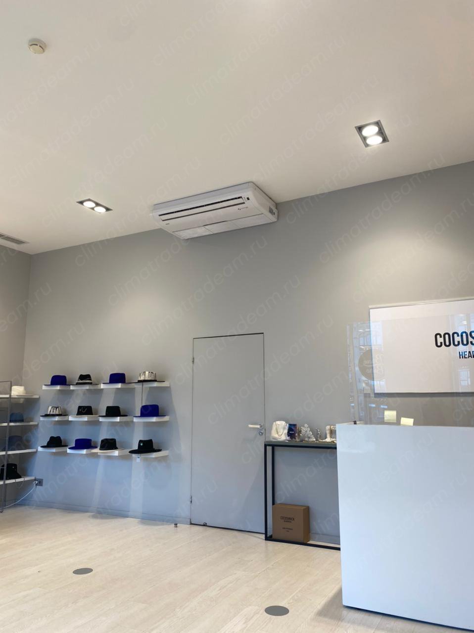 Установили напольно-потолочный кондиционер AUX серии ALCF в магазине Cocoshnick набережная реки Мойки, 58. г. Санкт-Петербург.