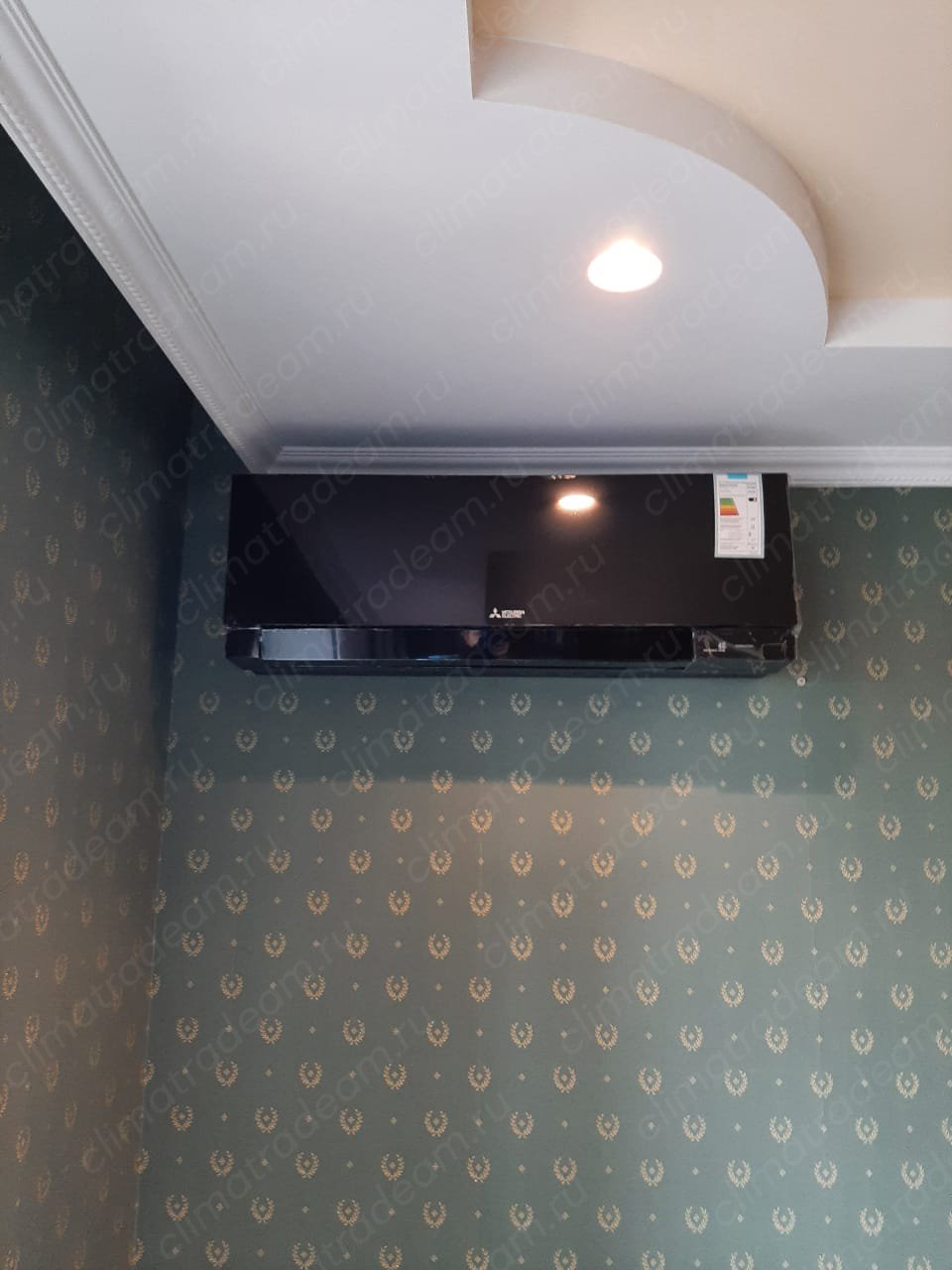 Установили изящный кондиционер Mitsubishi Electric Design MSZ-EF black и сплит-систему Fujitsu Clarios, на проспекте Ветеранов г. Санкт-Петербург.